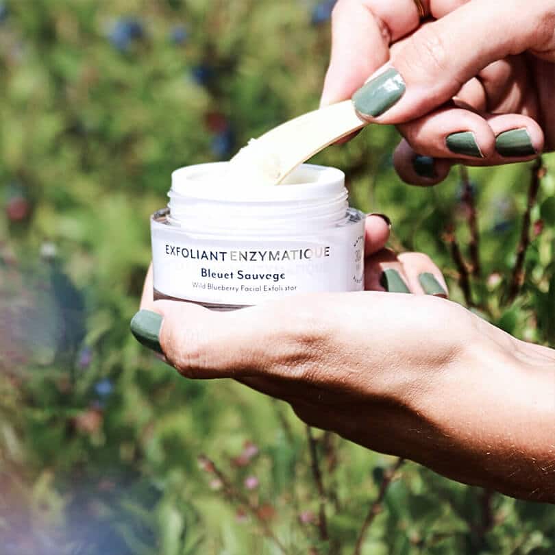 Application de l'Exfoliant Enzymatique au Bleuet Sauvage à la spatule, soin visage naturel