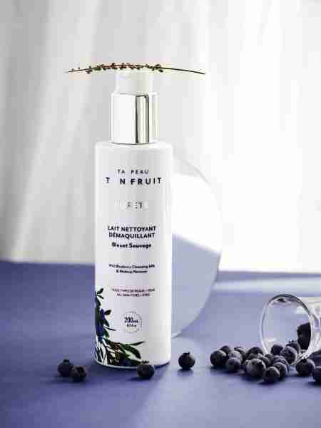Un flacon de lait démaquillant et nettoyant Pureté de Ta Peau, Ton Fruit