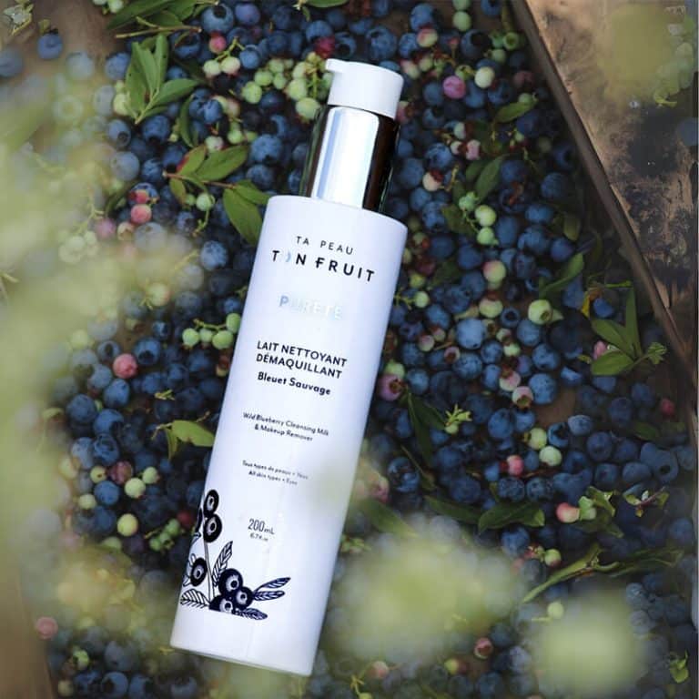 Lait Nettoyant Démaquillant au Bleuet Sauvage déposé sur des bleuets fraîchement cueillis, soin visage naturel