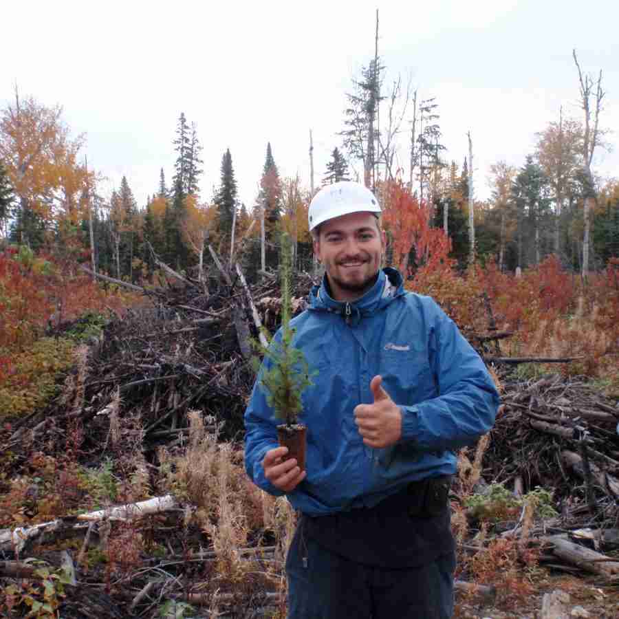 Plantation de 2000 arbres pour le mois de la terre